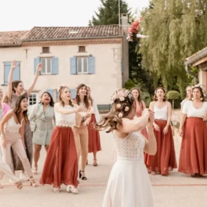 mariés et lancé de bouquet