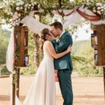 Des mariés sous un arche