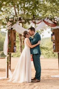 Des mariés sous un arche